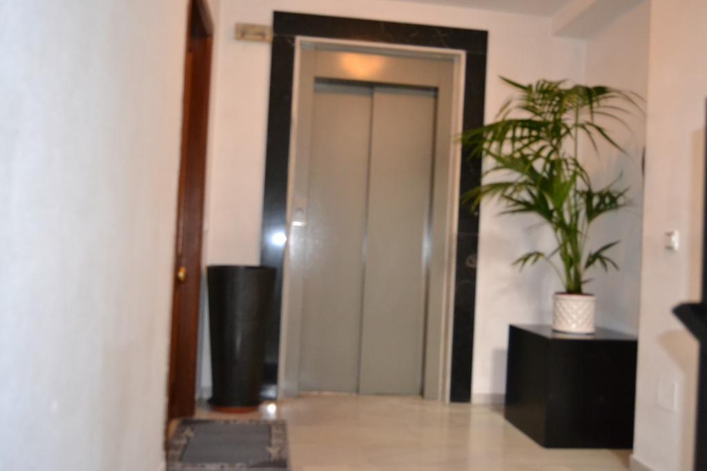 מארבלה Hostal Gonzalez מראה חיצוני תמונה